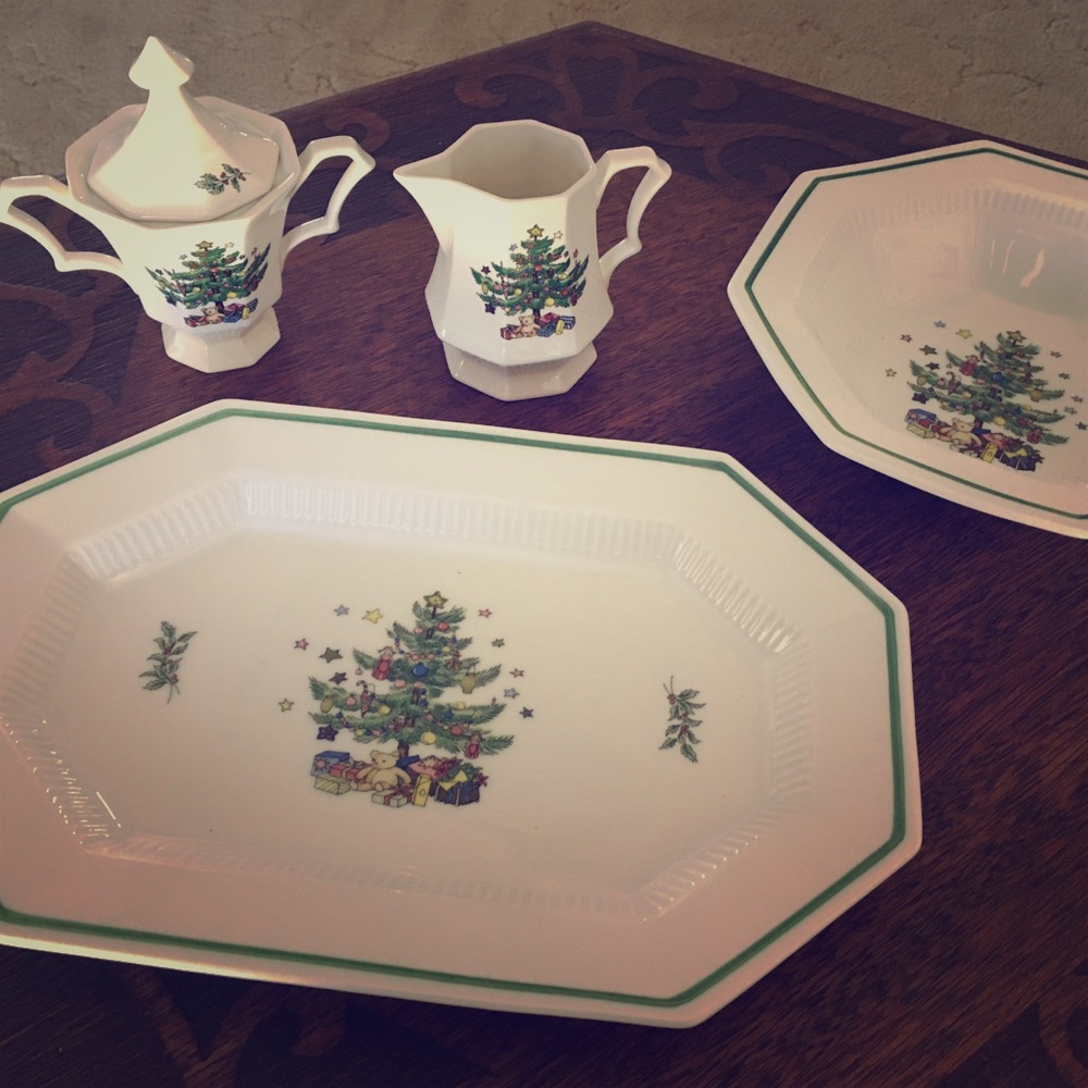 Nikko Christmastime Classic Collection Table Set